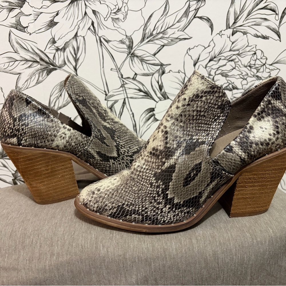 Gorgeous Very G Snakeskin Ankle Booties